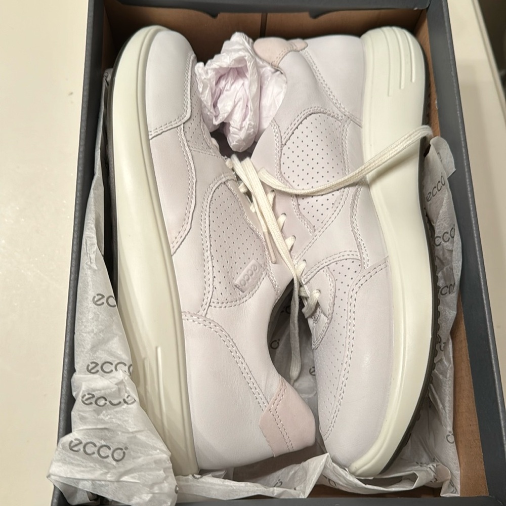 Like new women’s Ecco soft 7 runner sz 40